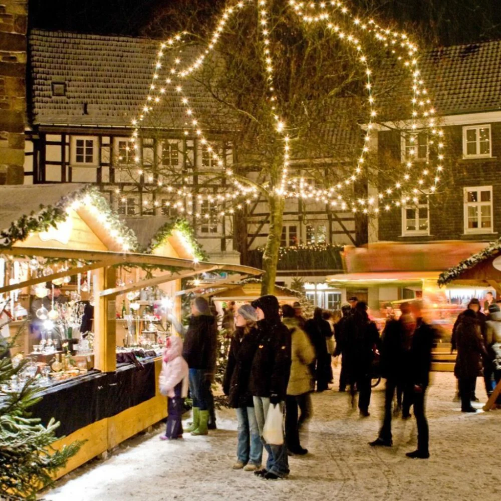 Christmas stalls with lights and crowd in Hattingen’s Old Town