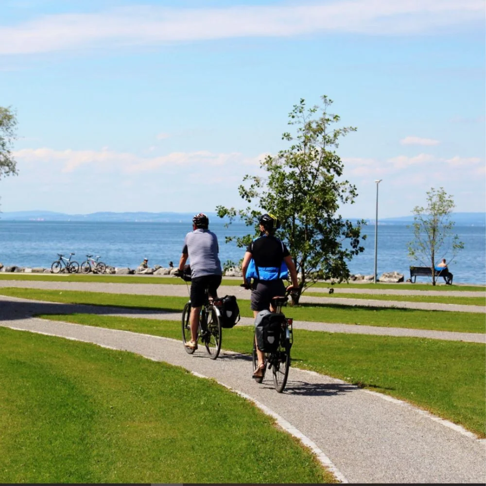 Path around Kemnader Lake with cyclists and walkers